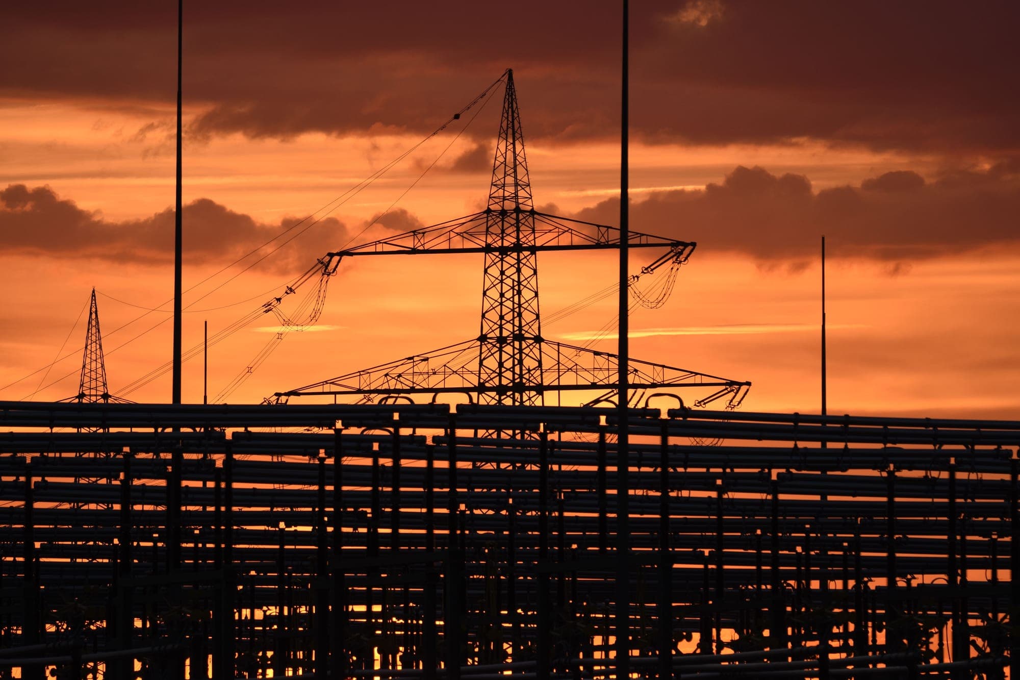 Gün batımında enerji iletim hatları