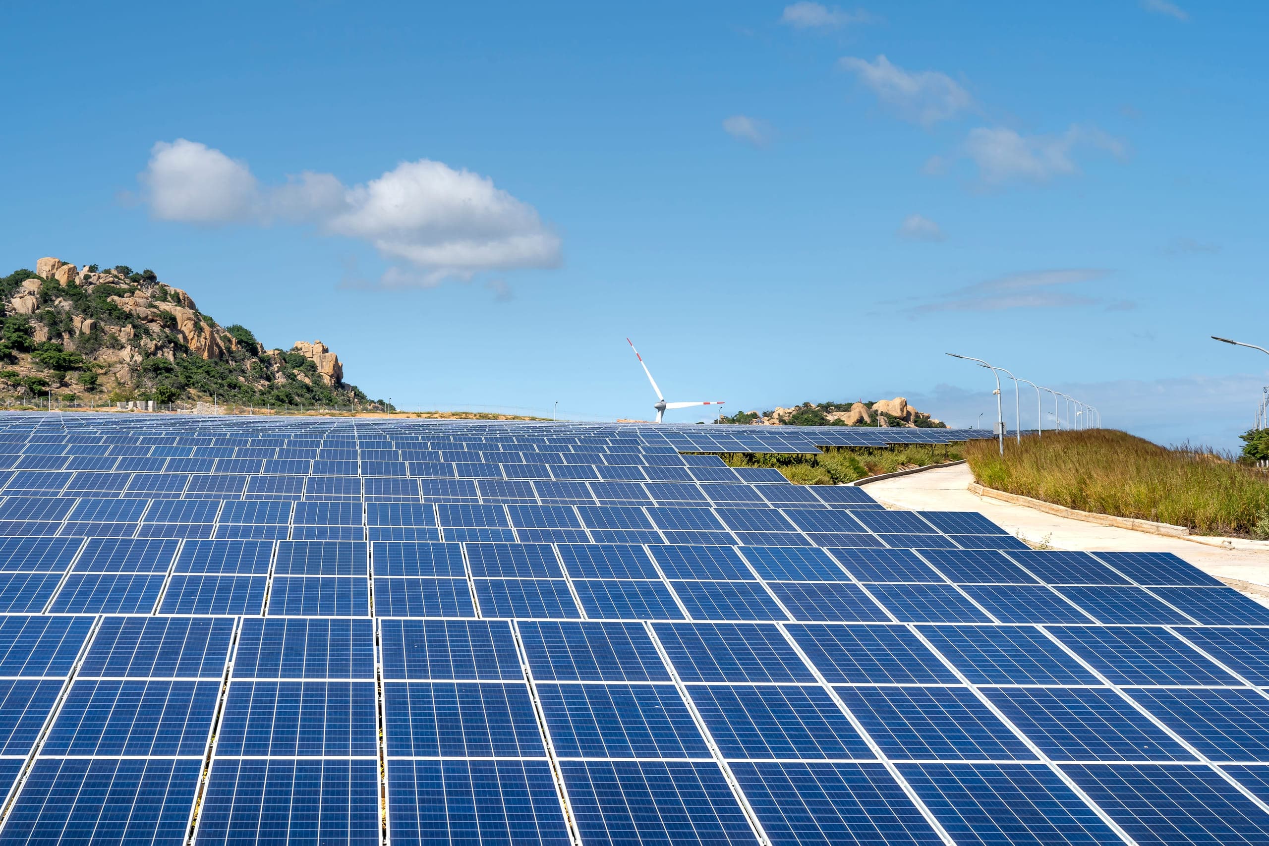 Açık arazide sıralanmış güneş enerjisi panelleri